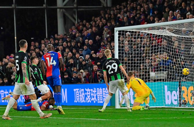 Premier League -Se her: Ayew udnytter stor brøler fra Brighton-målmand