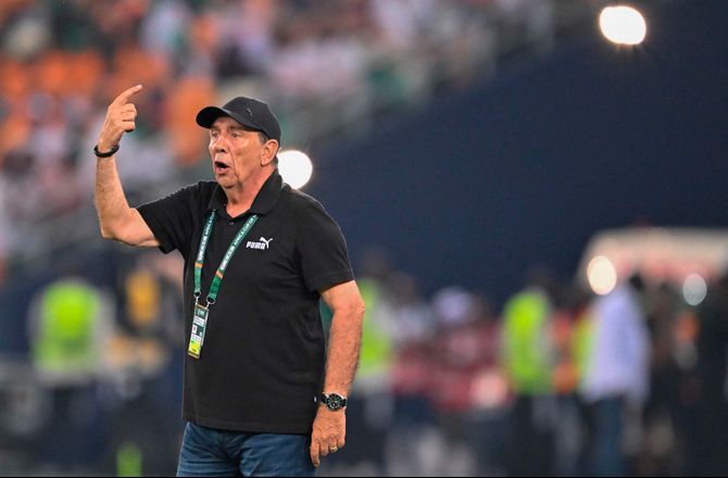 Africa Cup of Nations -Midt under AFCON: Elfenbenskysten fyrer landstræneren