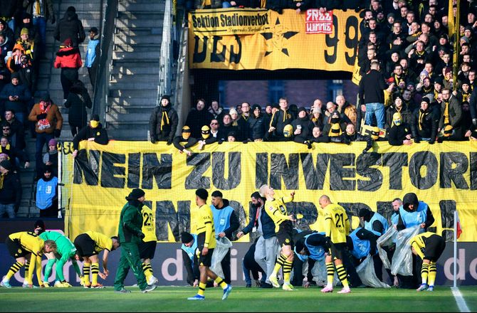 Bundesliga -Se det her: Flere hundrede chokolademønter afbrød Dortmund-kamp