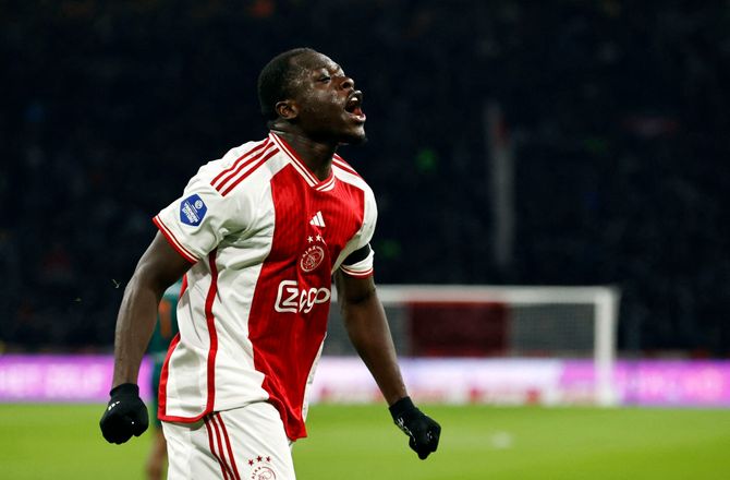 Premier League -Vejen banet for Dolberg: Ajax sælger Brobbey