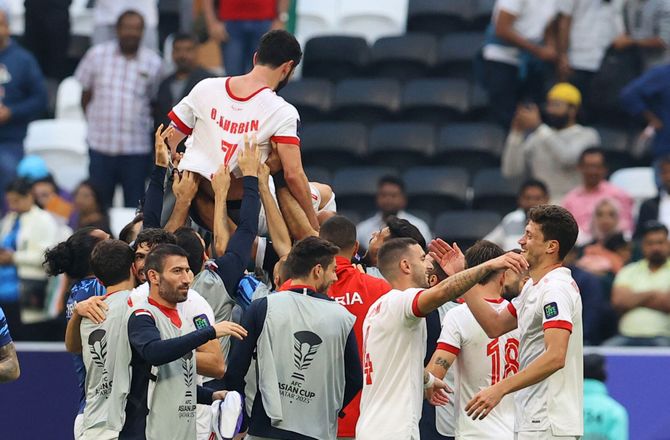 Asian Cup -Rørende scener efter historisk sejr: Syrisk tolk i tårer under interview
