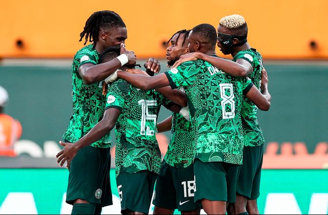 Africa Cup of Nations -Onyeka båret fra banen i Nigeria-sejr