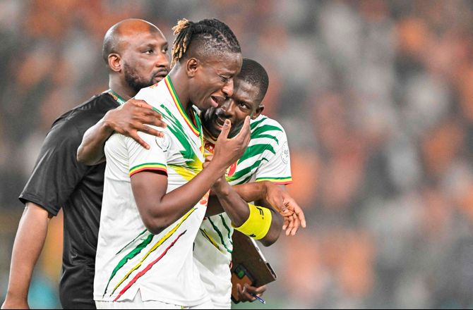Africa Cup of Nations -Mali-anfører så rødt: Se ham overfuse dommer efter AFCON-exit