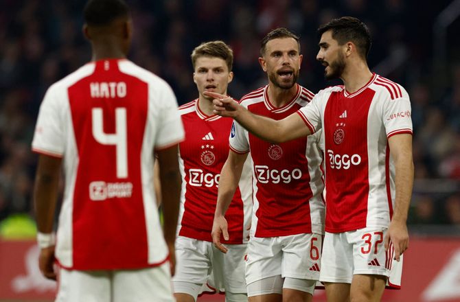 Æresdivisionen -Suspenderet Ajax-boss degraderes