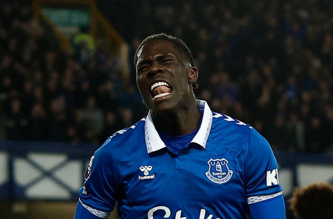 Premier League -Stor PL-transfer: Villa meldes tæt på Onana for 444 mio.