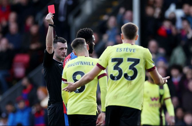 Premier League -Se her: Burnley-anfører får rødt efter stor målmandsfejl