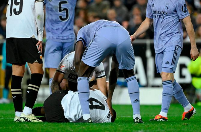 La Liga -Skadet Valencia-profil deler billede efter operation