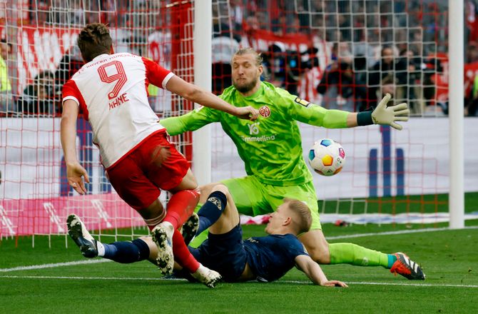 Bundesliga -Keeper har valgt at blive hos Bo Henriksen