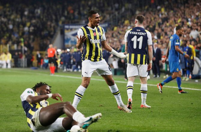 SüperLig -Fenerbahce-spillere i massiv slåskamp med baneinvaderende fans