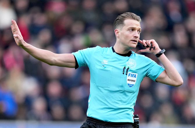 3F Superliga -Redder passer fløjten i Parken