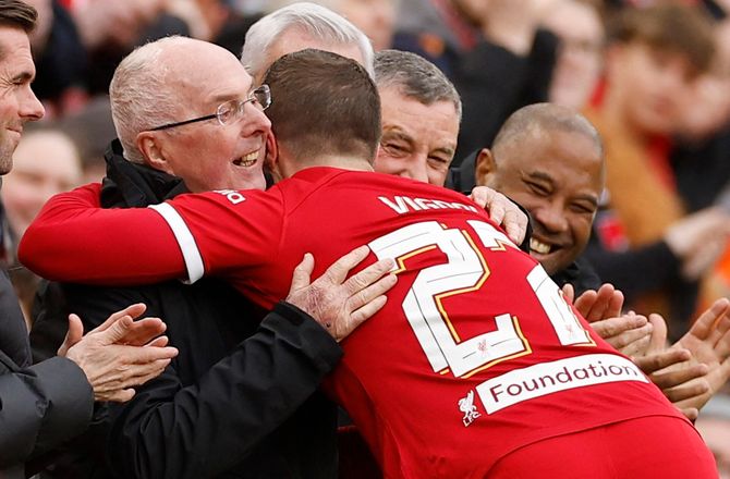 International -Baneløber og krammer da Svennis blev hyldet på Anfield