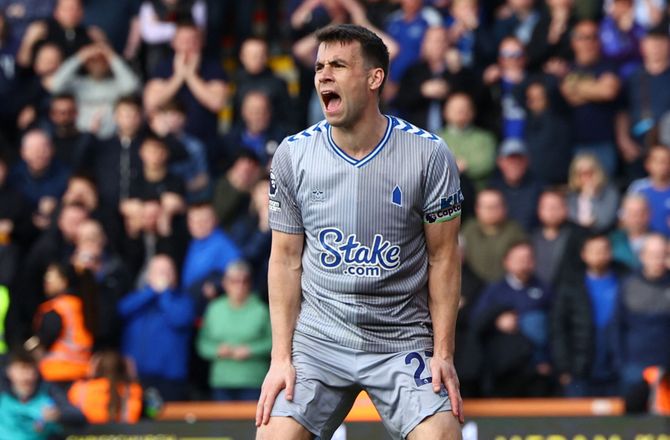 Premier League -Everton tilbyder nye kontrakter til klubkaptajn og Ashley Young