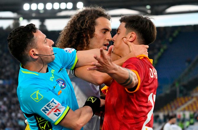 Serie A -Dybala fik 'langtungede' Guendouzi til at tie: Viste VM-trofæet