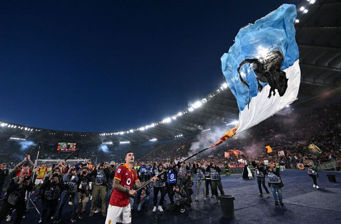 Serie A -Roma-spiller viftede med rotte-flag: Fans betaler bøden