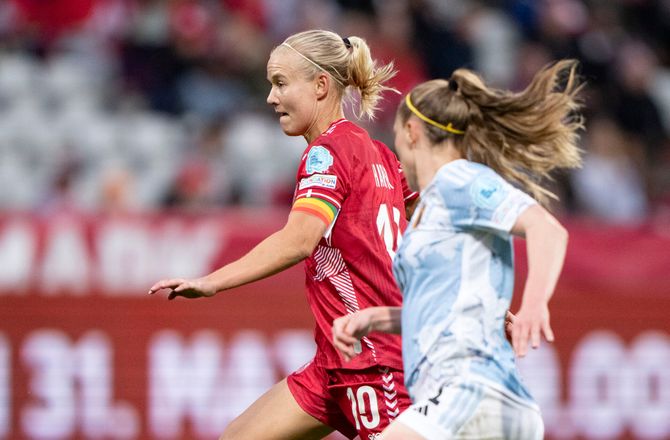 Danmark (k) -Hylder Pernille Harder: Hun er jo en legende!