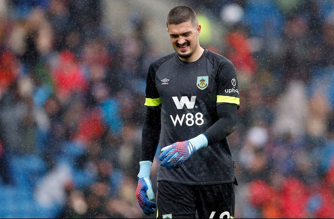 Premier League -Video: Kæmpe koks af Burnley-keeper