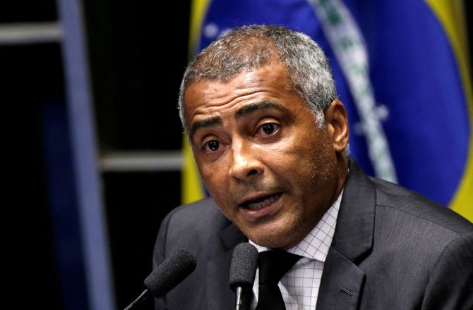 International -58-årig Romário gør comeback med sin søn