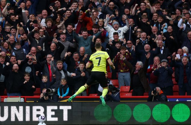 Championship -Islænding bliver i Burnley efter flyvetur med formanden