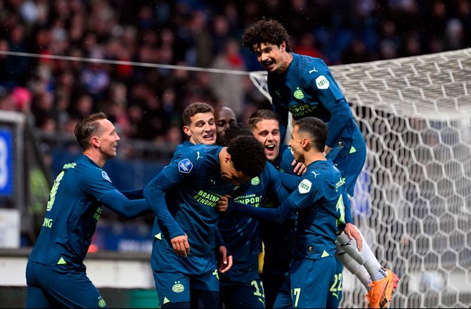 Æresdivisionen -Ny ydmygelse: PSV stormer mod titlen