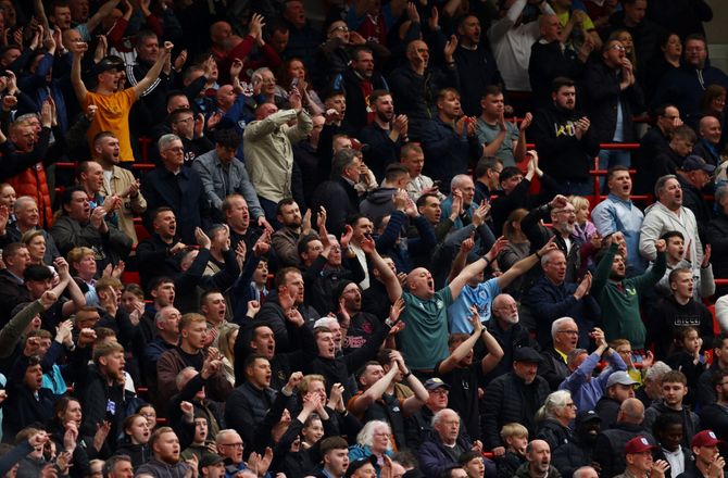 International -Burnley sender duo på græs i Belgien og Frankrig