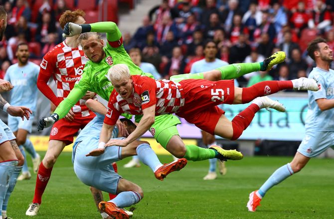 Bundesliga -Bo Henriksens keeper raser: Hans forklaring var vild