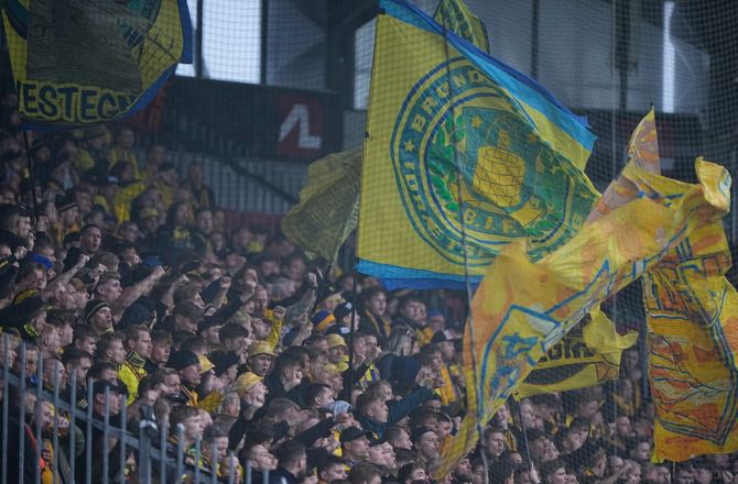 3F Superliga -Fyrværkeri og kæmpe jubel: Vild modtagelse af Brøndby-spillerne