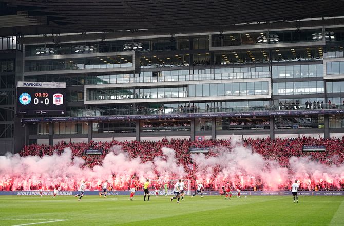 Danmark -DBU lægger pres på Parken