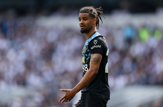 Premier League -Nedrykningsfrustrationer: Se tosset Burnley-back spilde vigtig tid