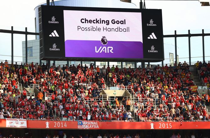 Eliteserien -Tennisbold-protest midt i Eliteserien-kamp: Hader fucking VAR!