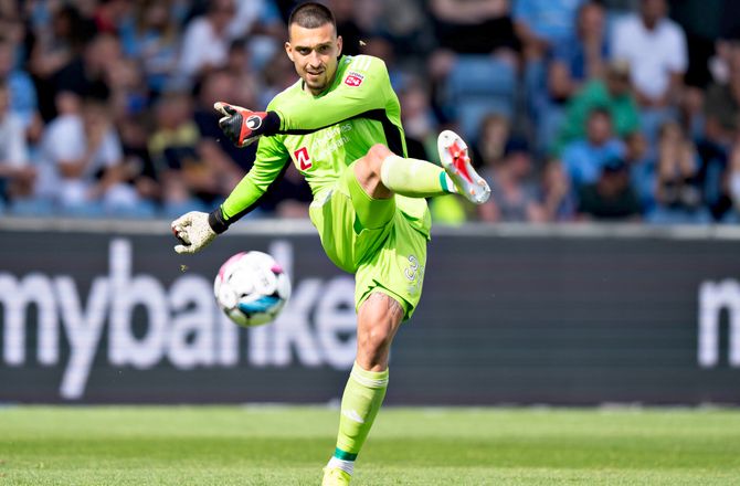 3F  Superliga   -Vejle-keeper hylder Oblak: Fedt at hænge ud med ham