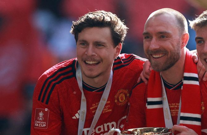 Venskabskampe -Lindelöf tager hatten af for Eriksen: En utrolig bedrift