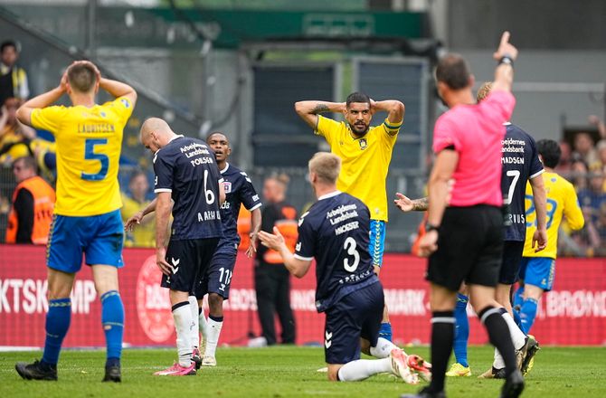 3F Superliga -AGF-chef efter tumult: Beklager Röslers opførsel