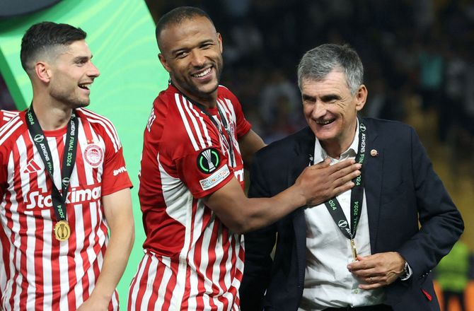 Super League -Olympiakos fyrer cheftræneren