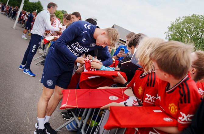 EM -Fans i kø for autografer: Højlund omringet