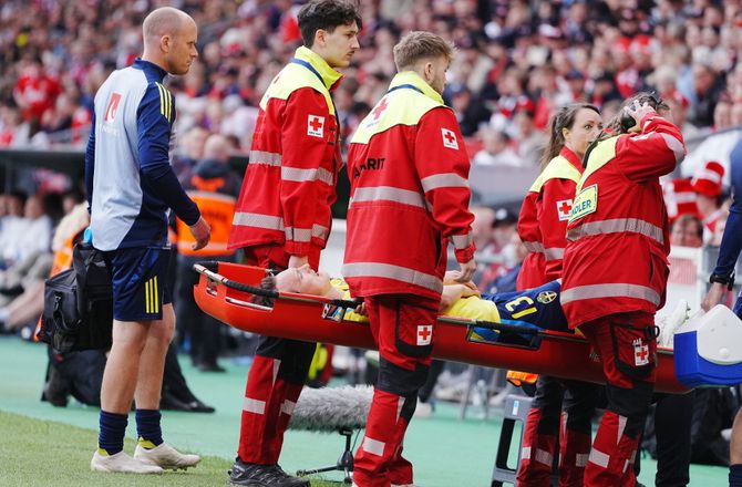 Venskabskampe -Båret ud i Parken: Ekdal forlader Sveriges lejr