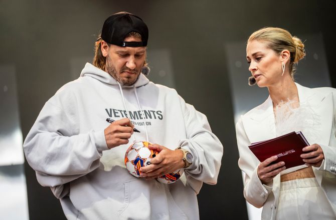 1. Division -Bendtner skal suge til sig fra norsk træner