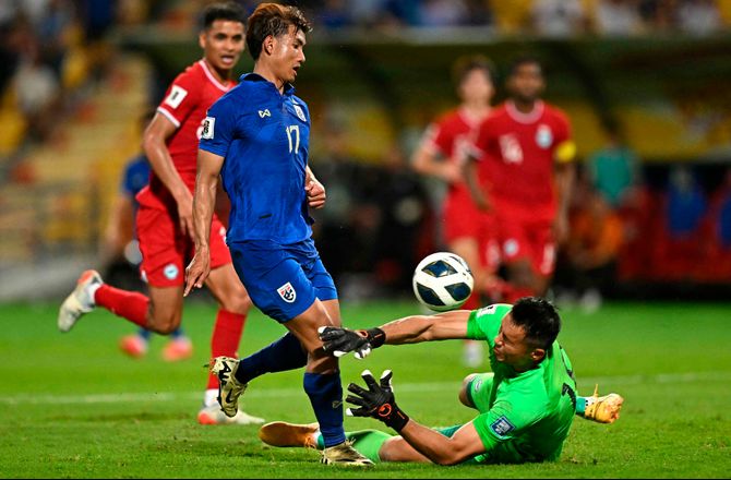 International -Kinesiske fans belønner Singapore-keeper med penge: Er det lovligt?