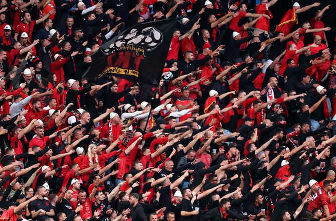 EM -Albansk journalist smidt ud af EM: Gestikulerede til serbiske fans
