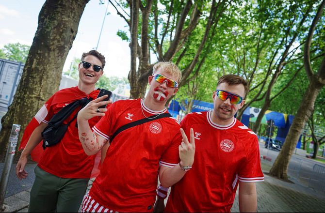 EM -Se fanmarchen: Danske fans maler Stuttgart rød