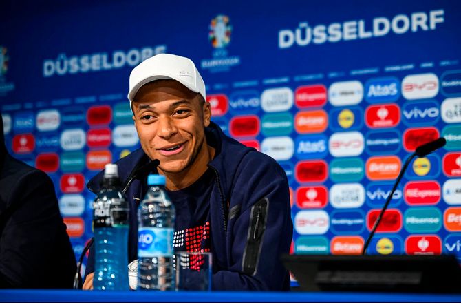 EM -Højredrejning bekymrer Mbappé: Håber vi kan være stolte af trøjen