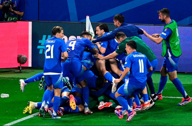 EM -Scorede i sidste sekund for Italien: Sikke en smuk aften
