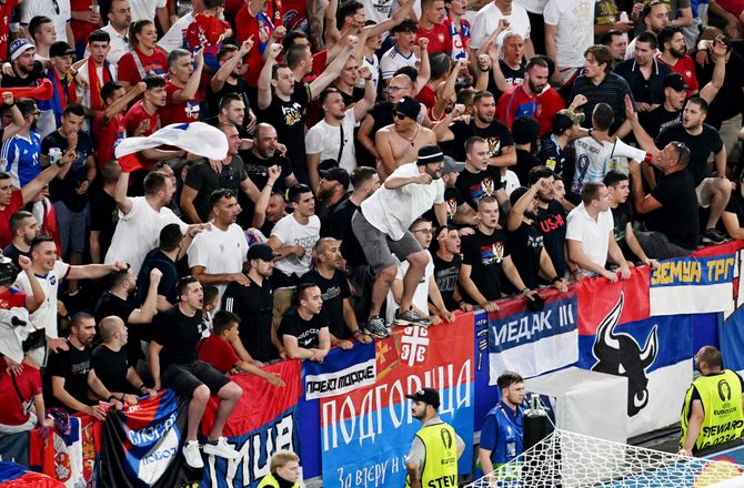 EM -UEFA straffer serbisk racisme: Ingen fans i Parken