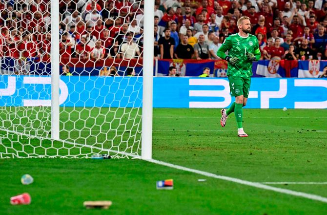EM -Schmeichel bombarderet af øl: Serbisk landstræner klapper i