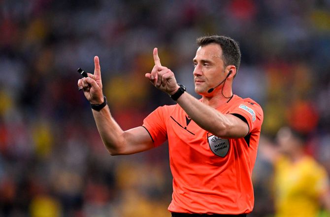 International -UEFA udvider ny dommerregel til alle turneringer 