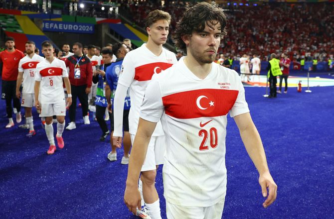Premier League -Fenerbahce bekræfter: Kadioglu forhandler med PL-klub