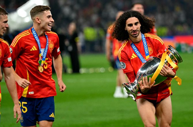 EM -Cucurella langer ud efter Gary Neville: Tak for støtten 