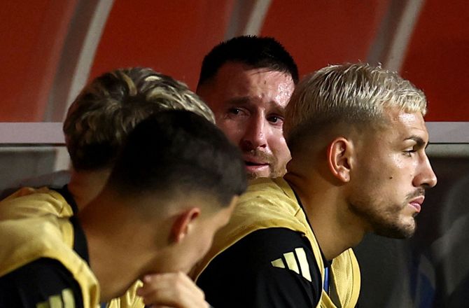 Copa America -Se billederne: Grådkvalt Messi forlader finalen skadet