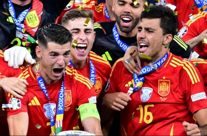 EM -UEFA straffer Morata og Rodri efter Gibraltar-sang