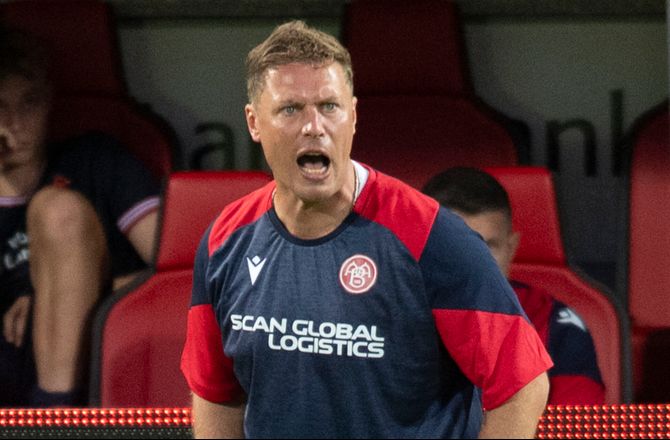 3F  Superliga -AaB-boss trods afklapsninger: Meget komfortabel ved truppen