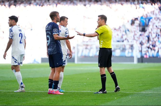 3F  Superliga -Kontroversiel kendelse i Parken: Dommer holder fast